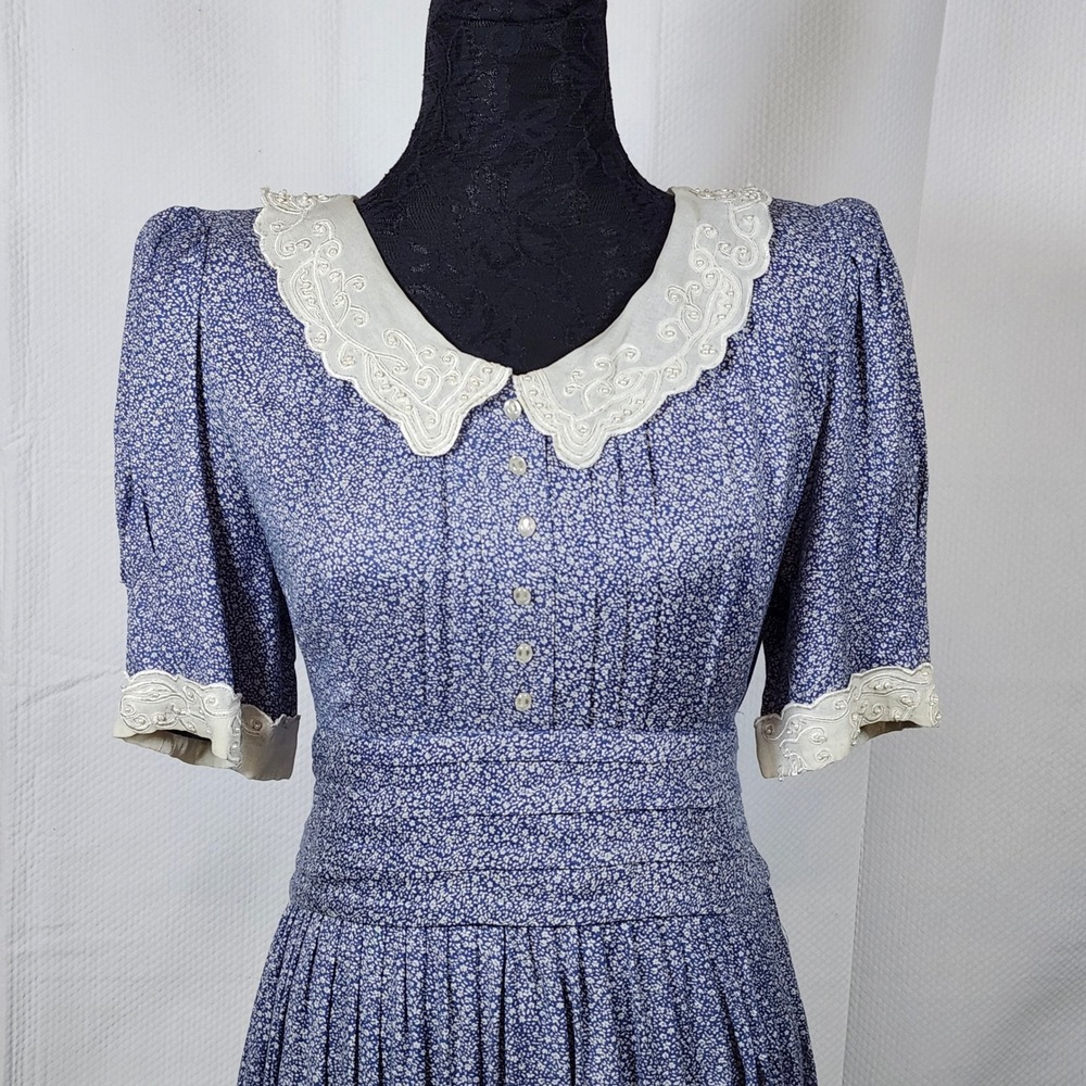 Sarah Elizabeth Blue Floral Midi Dress with Cream Lace Collar - Picture 2 of 9
